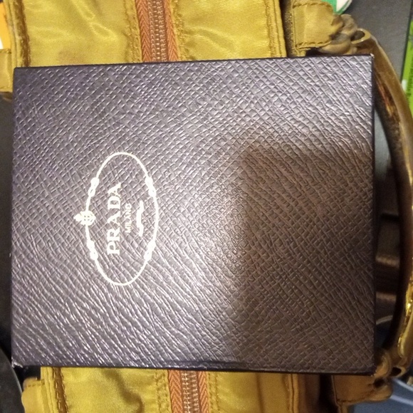 Prada bag nylon material-Call outs wear on handles - Picture 2 of 4